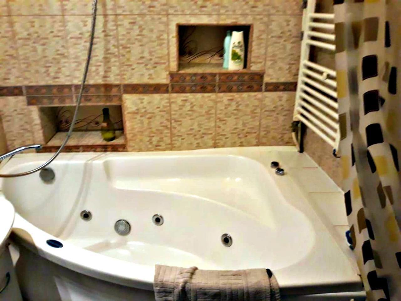 Apartment In The Historical City Center Tjernivtsi Eksteriør billede